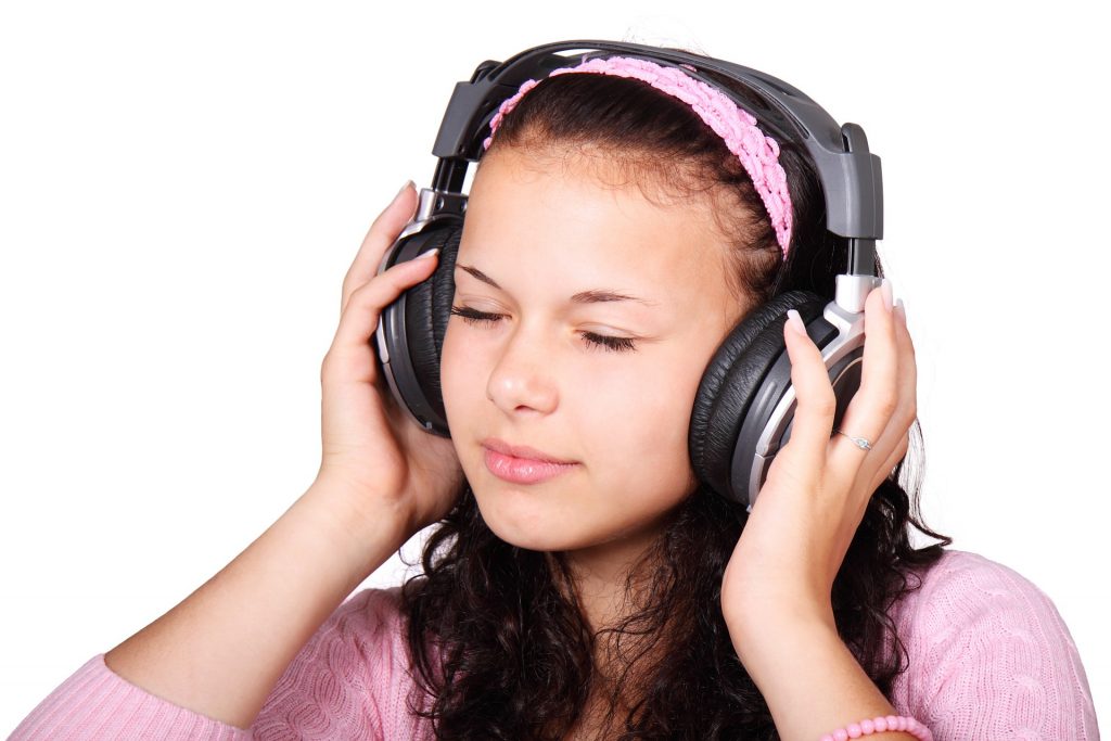 Jeune femme qui écoute de la musique avec un casque audio